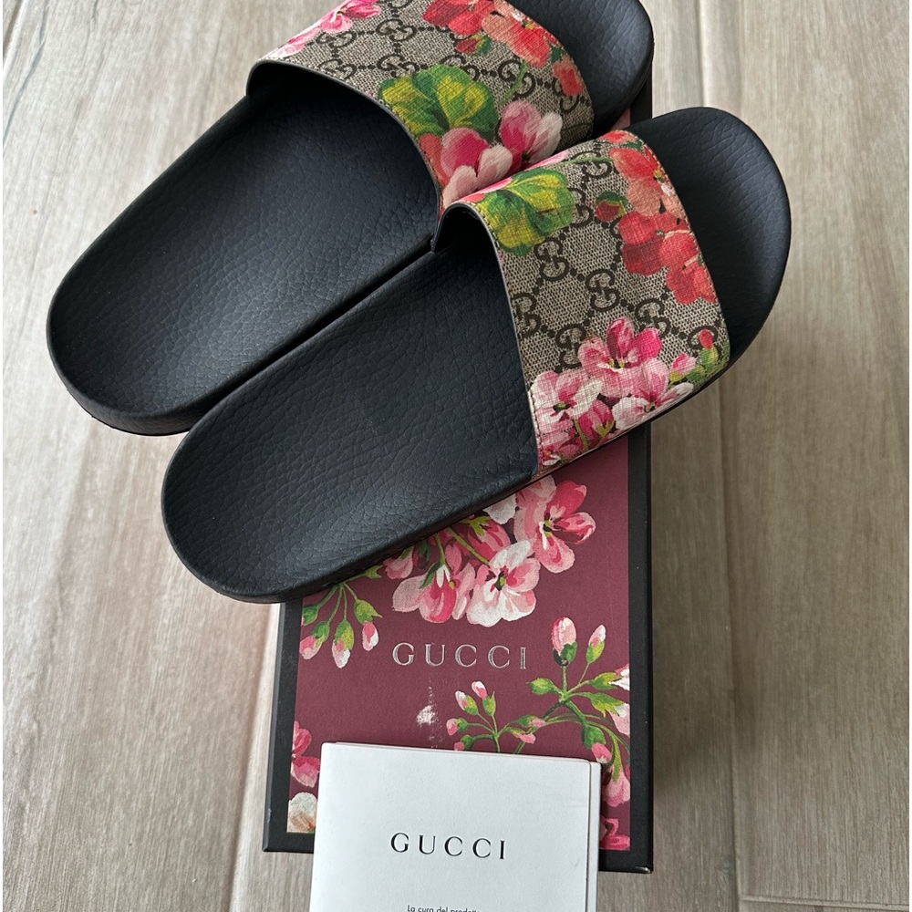 GG BLOOMS SUPREME FLORAL SLIDE SANDAL